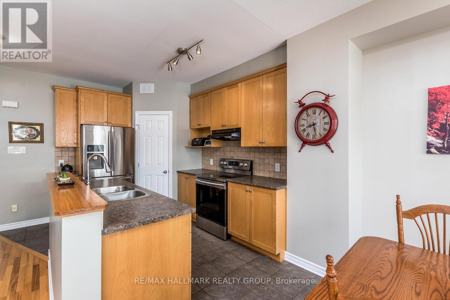 266 Horseshoe Crescent, Ottawa, Ontario  K2S 0B7 - Photo 10 - X12968116