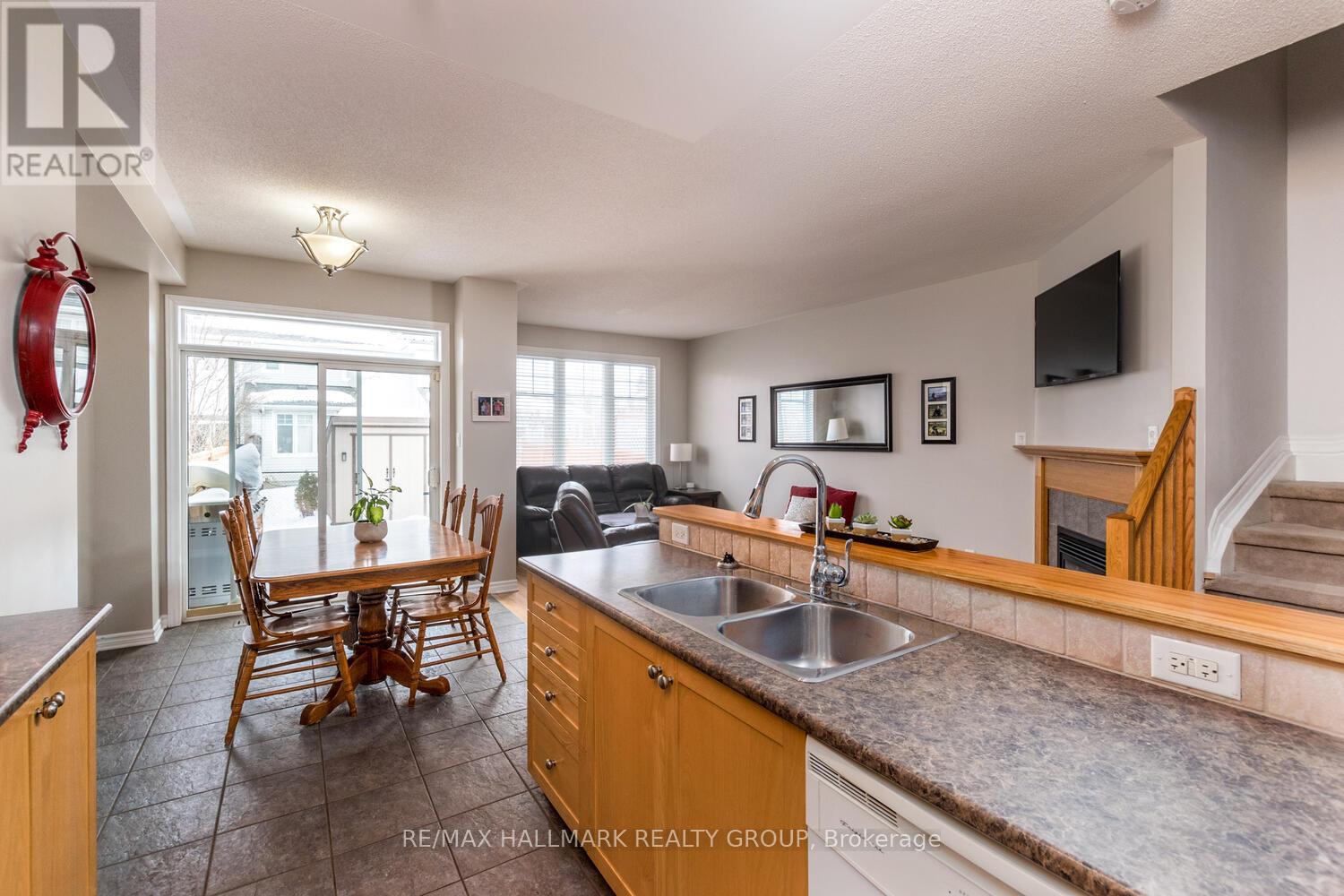 266 Horseshoe Crescent, Ottawa, Ontario  K2S 0B7 - Photo 12 - X12968116