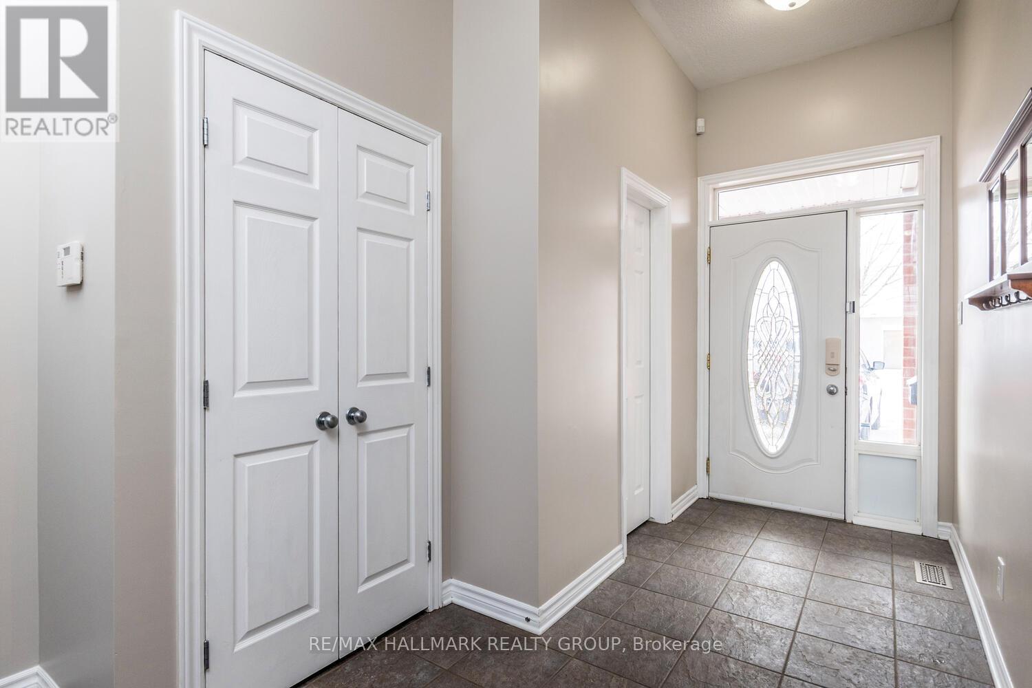 266 Horseshoe Crescent, Ottawa, Ontario  K2S 0B7 - Photo 4 - X12968116