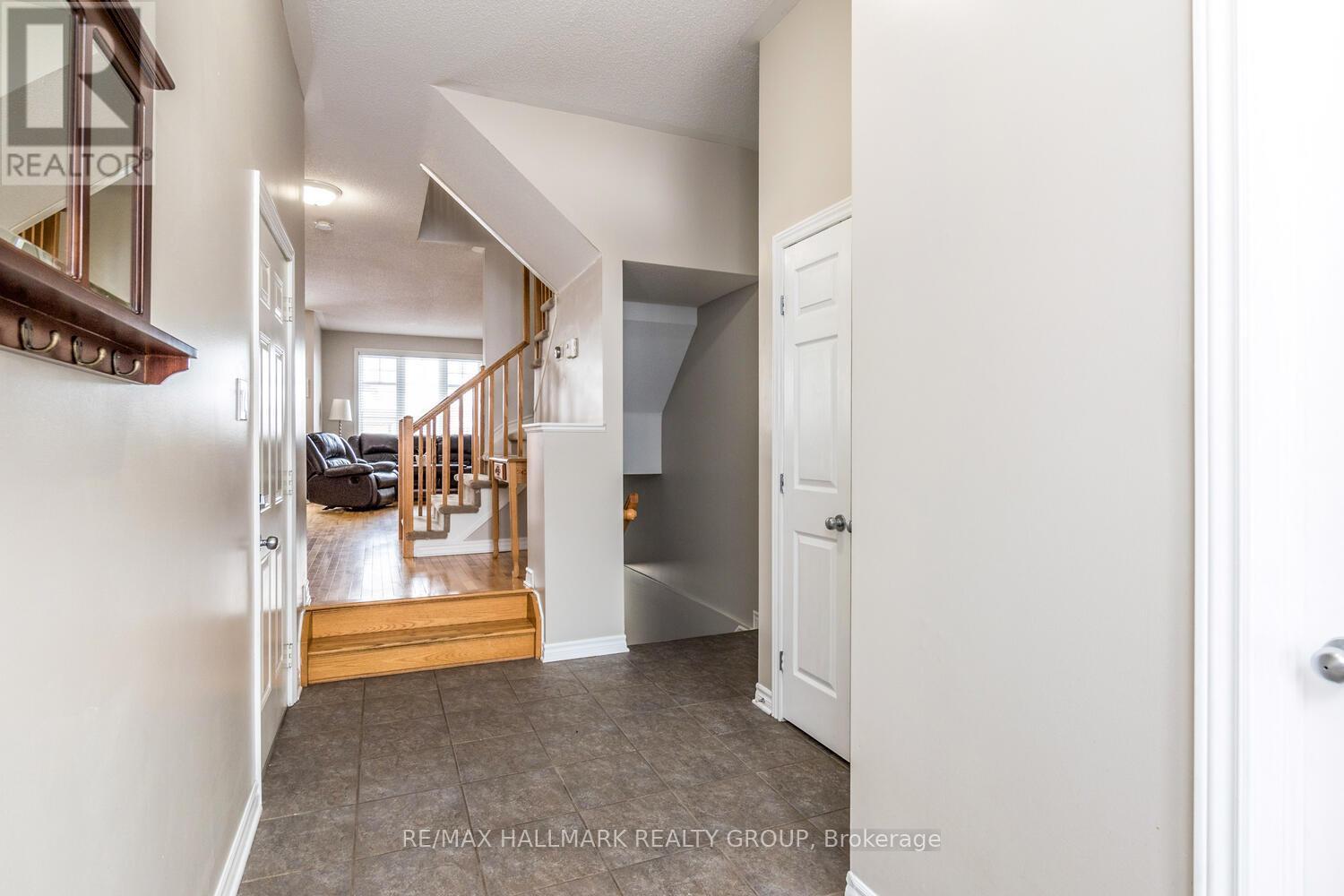 266 Horseshoe Crescent, Ottawa, Ontario  K2S 0B7 - Photo 5 - X12968116