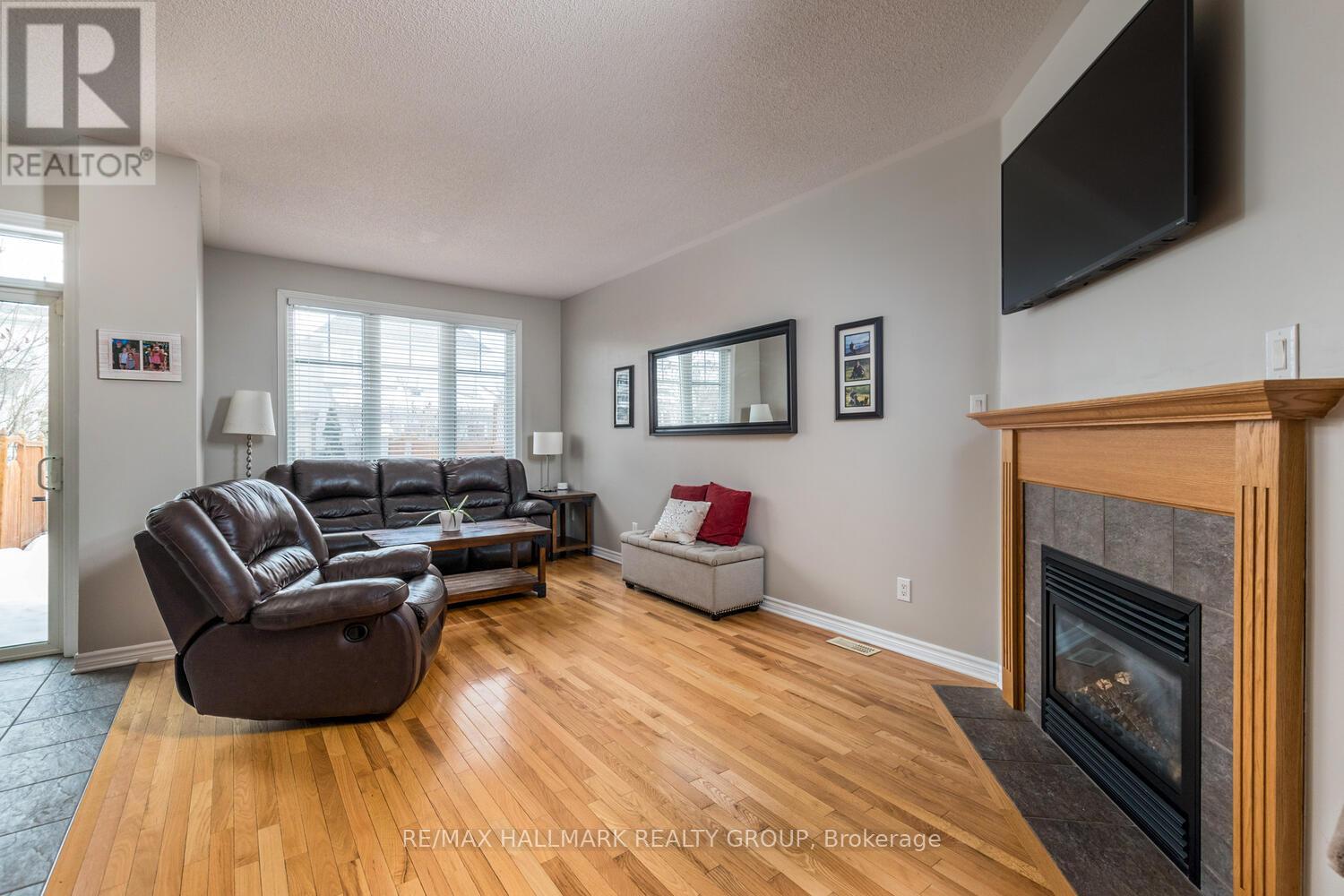 266 Horseshoe Crescent, Ottawa, Ontario  K2S 0B7 - Photo 6 - X12968116