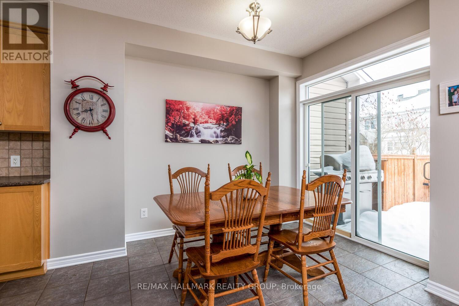 266 Horseshoe Crescent, Ottawa, Ontario  K2S 0B7 - Photo 9 - X12968116