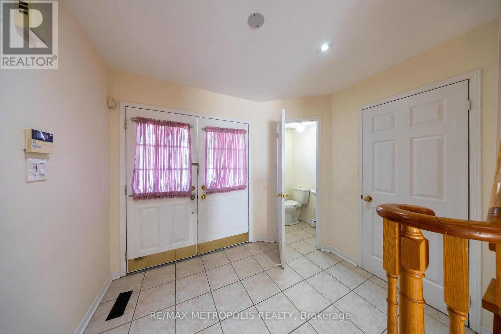 Main - 113 Highhill Drive, Toronto, Ontario  M1T 1N8 - Photo 3 - E12968034