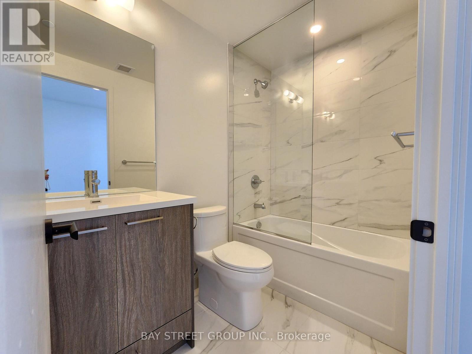 2203 - 28 Interchange Way, Vaughan, Ontario  L4K 0P8 - Photo 11 - N12968096