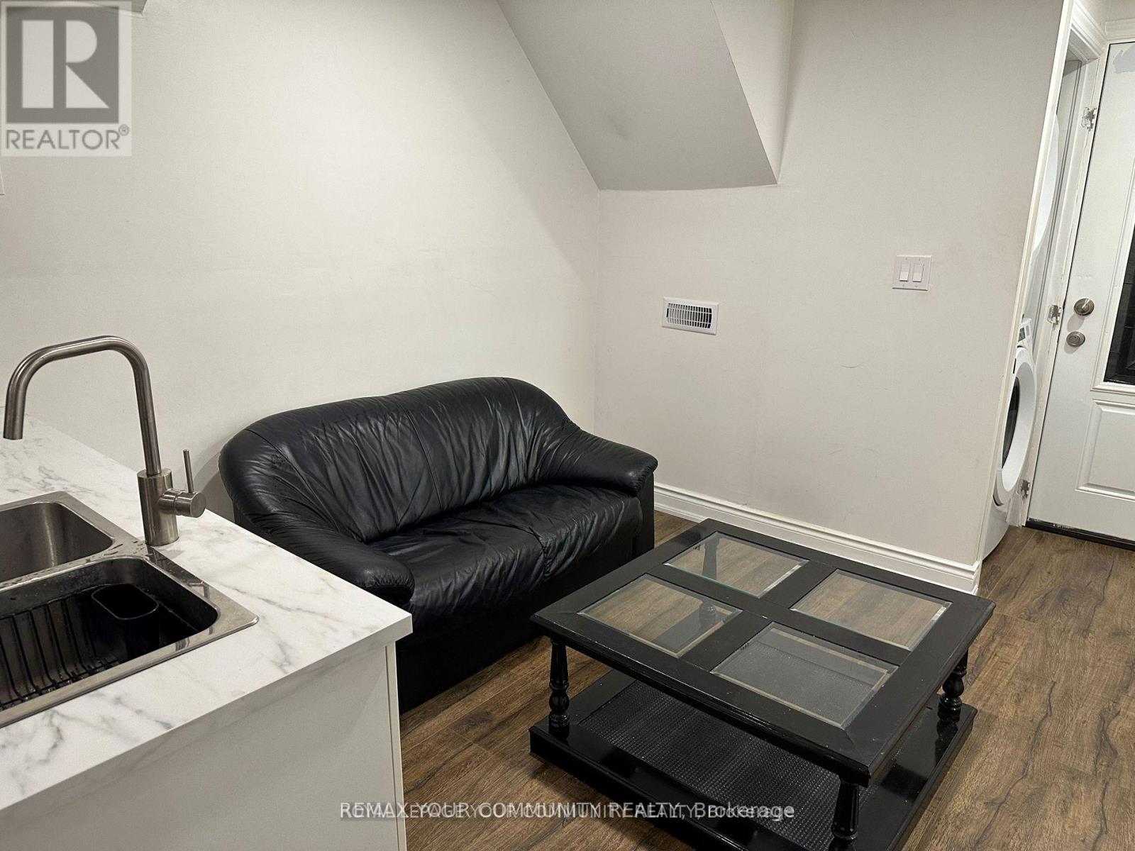 59 Topham Crescent, Richmond Hill, Ontario  L4C 9H2 - Photo 5 - N12968118