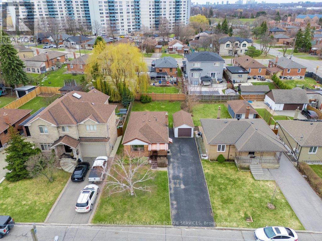 39 Wickford Drive, Toronto, Ontario  M6L 1K9 - Photo 38 - W12967988