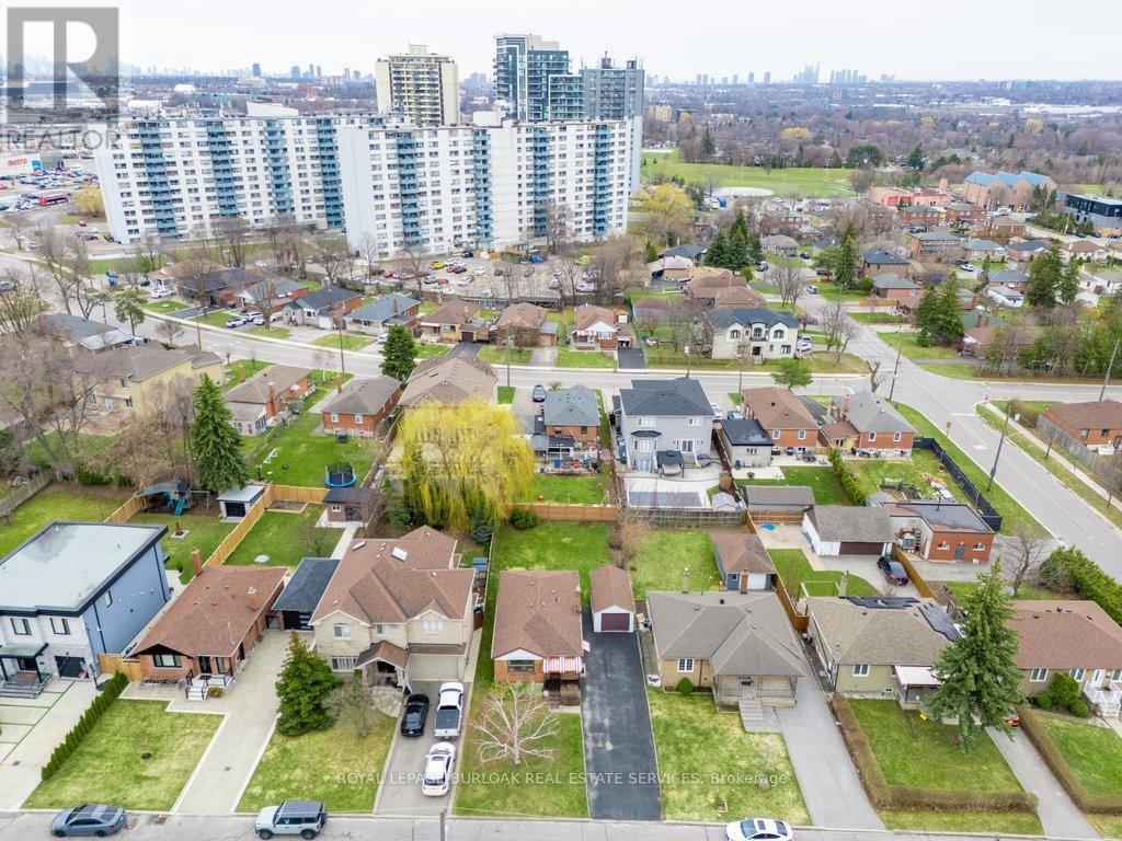 39 Wickford Drive, Toronto, Ontario  M6L 1K9 - Photo 39 - W12967988