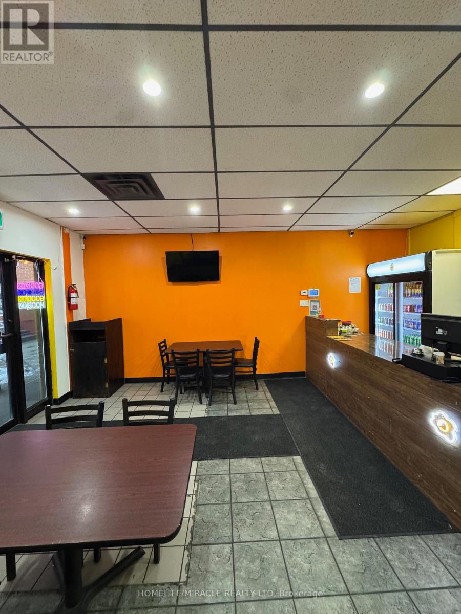 157 Bayfield Street, Barrie, Ontario  L4M 3B4 - Photo 2 - S12968066