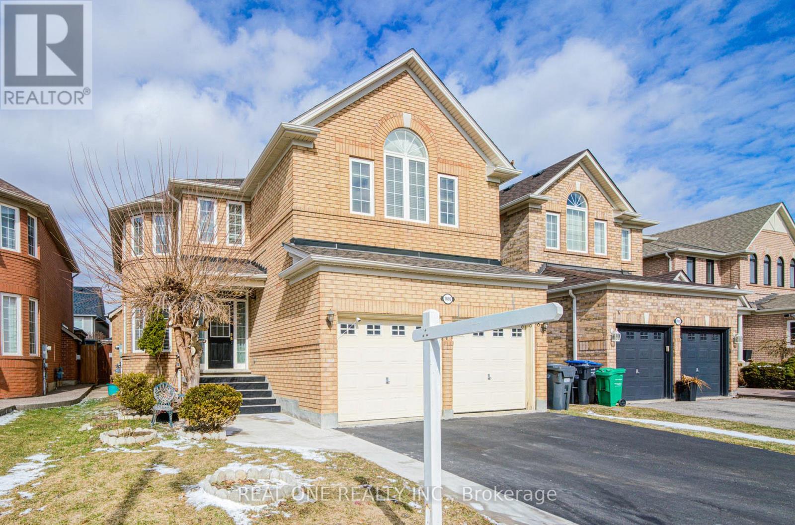 3696 Waterfall Crescent, Mississauga, Ontario  L5N 8G8 - Photo 2 - W12968030