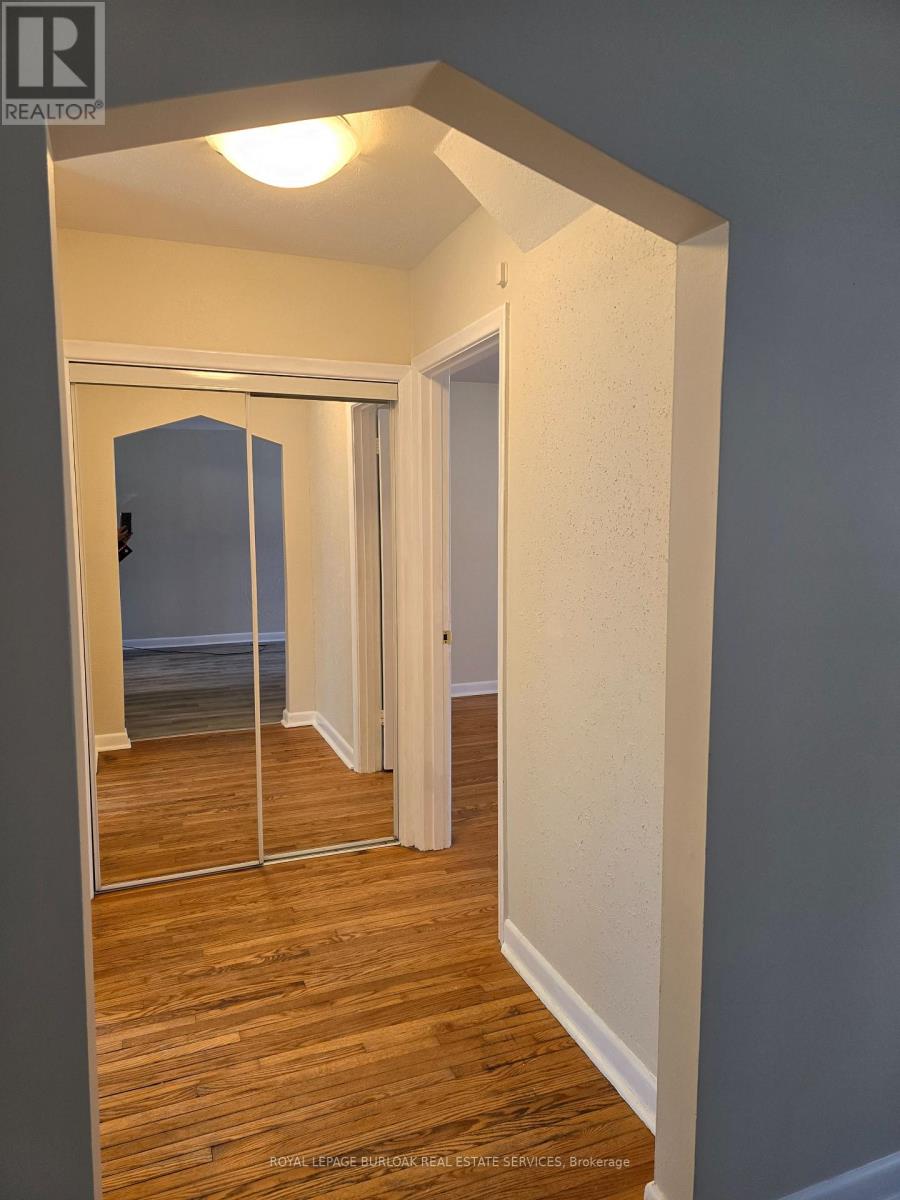 1 - 712 Ross Street, Burlington, Ontario  L7S 1S2 - Photo 8 - W12968112