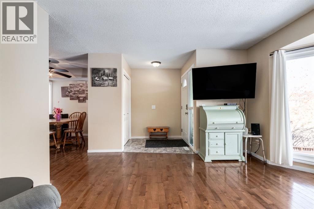 3 Woodglen Crescent SW, Calgary, Alberta  T2W 4L1 - Photo 5 - A2296395