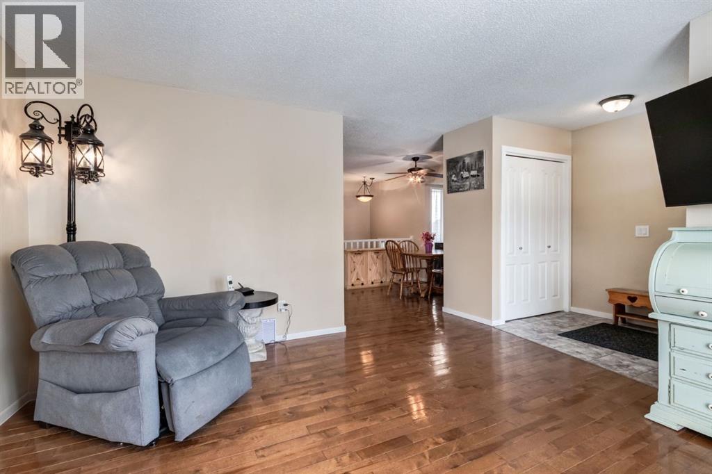 3 Woodglen Crescent SW, Calgary, Alberta  T2W 4L1 - Photo 6 - A2296395