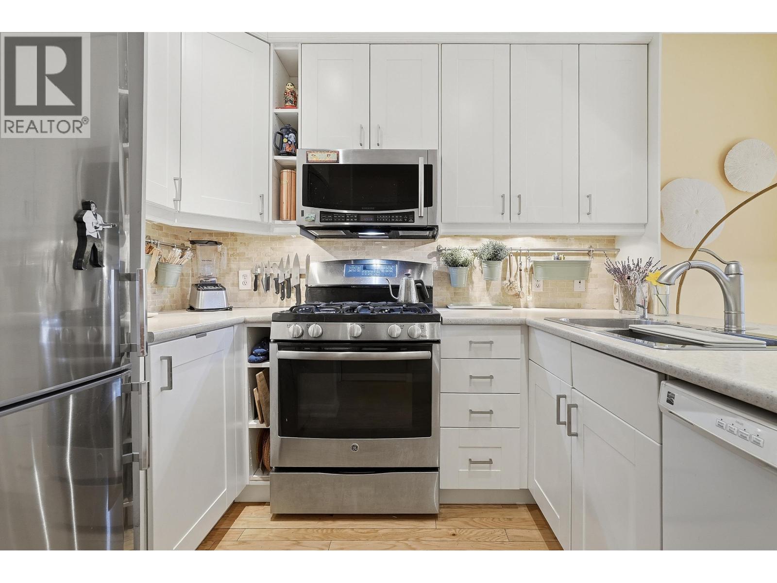 123 3440 W Broadway, Vancouver, British Columbia V6R 4R2 - Photo 10 - R3108020