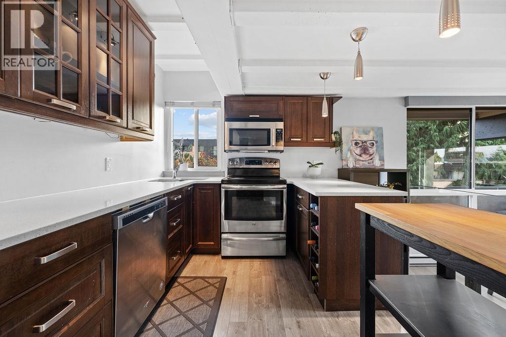 201 341 MAHON AVENUE, North Vancouver, British Columbia