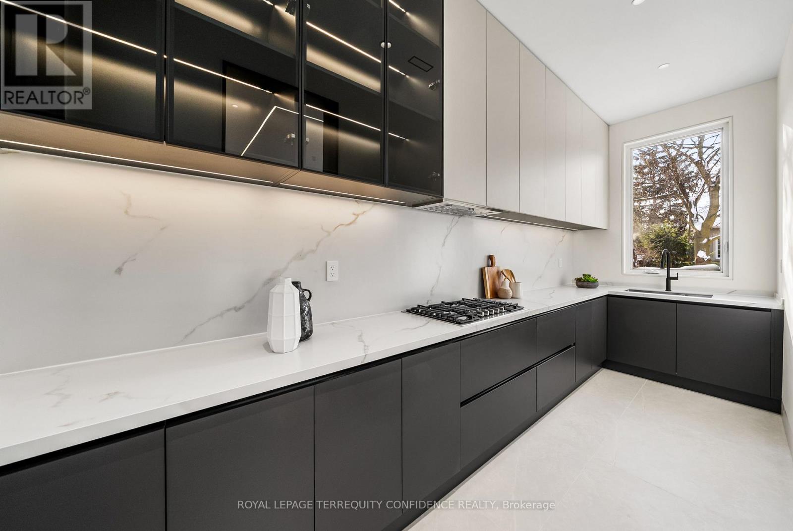 281 Kerrybrook Drive, Richmond Hill, Ontario  L4C 3R2 - Photo 10 - N12968148