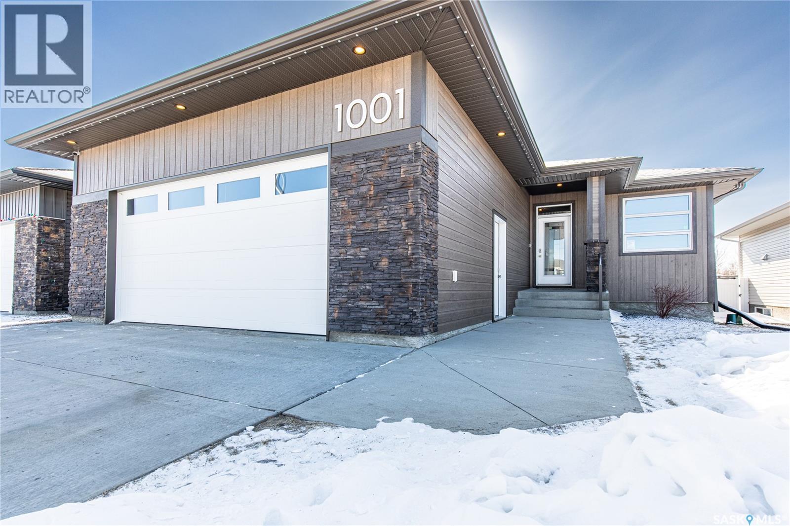 1001 Maplewood Drive, Moose Jaw, Saskatchewan  S6J 0E4 - Photo 2 - SK032308