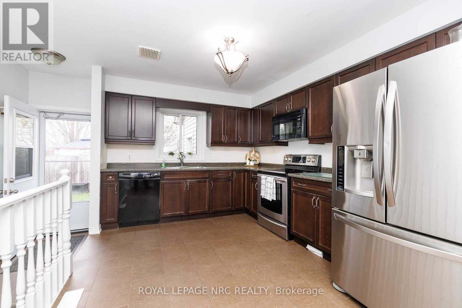 16 Leonard Drive, St. Catharines, Ontario  L2S 3V2 - Photo 12 - X12968262