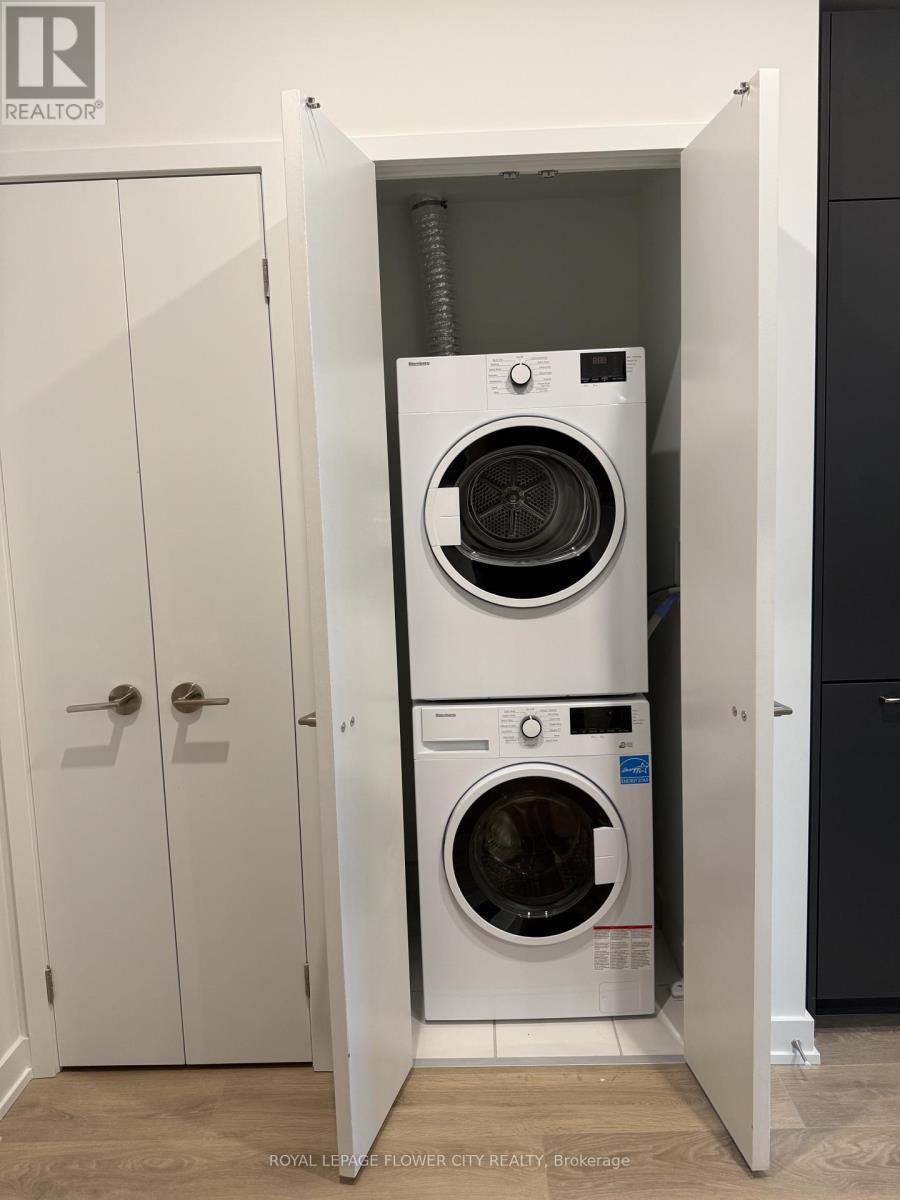 1205 - 1 Fairview Road E, Mississauga, Ontario  L5A 4C6 - Photo 9 - W12968186