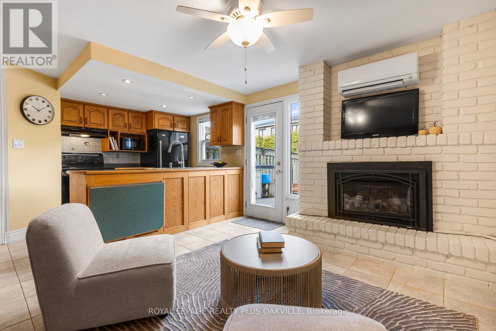 4 - 2066 Brant Street, Burlington, Ontario  L7P 3A6 - Photo 10 - W12968216