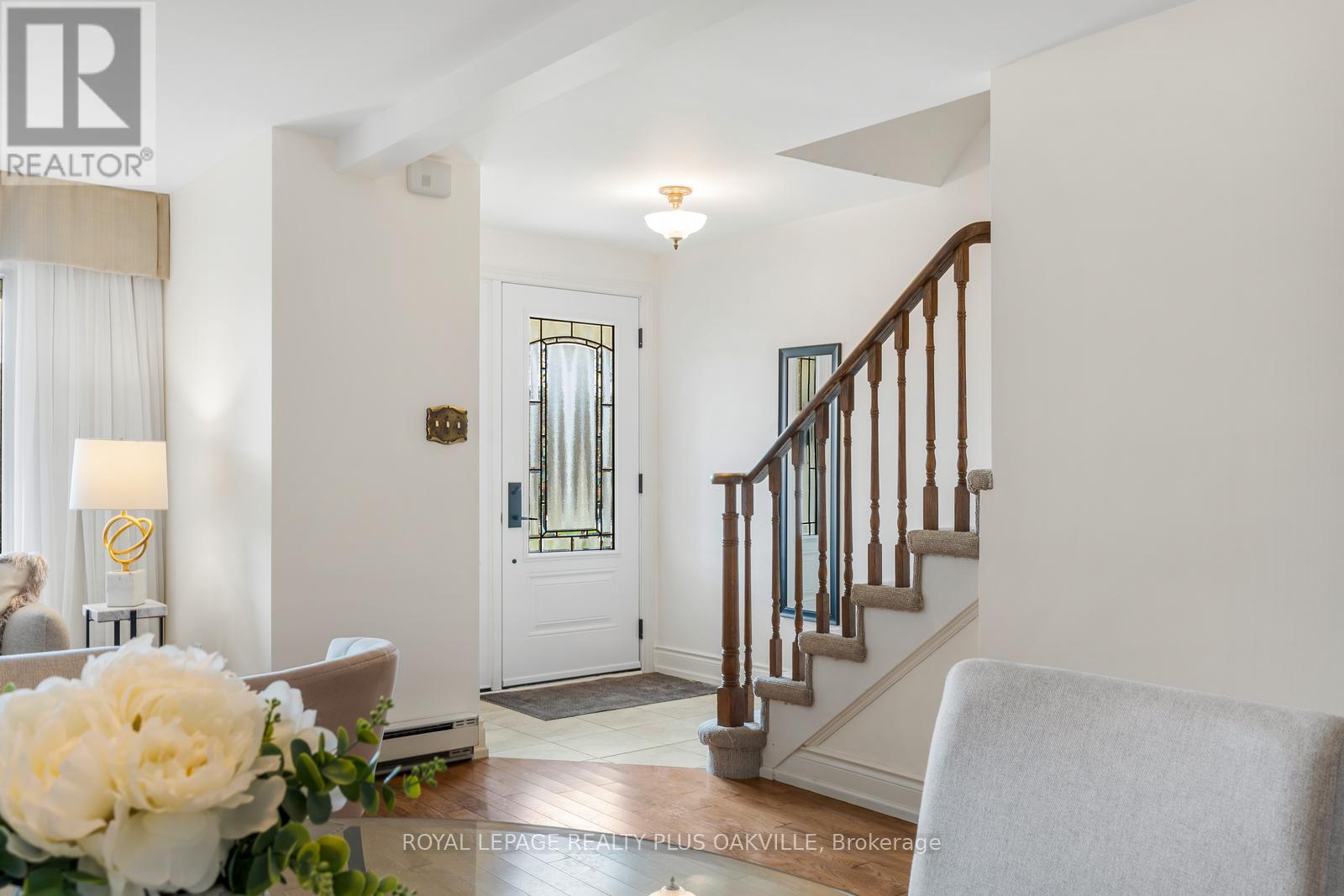 4 - 2066 Brant Street, Burlington, Ontario  L7P 3A6 - Photo 2 - W12968216