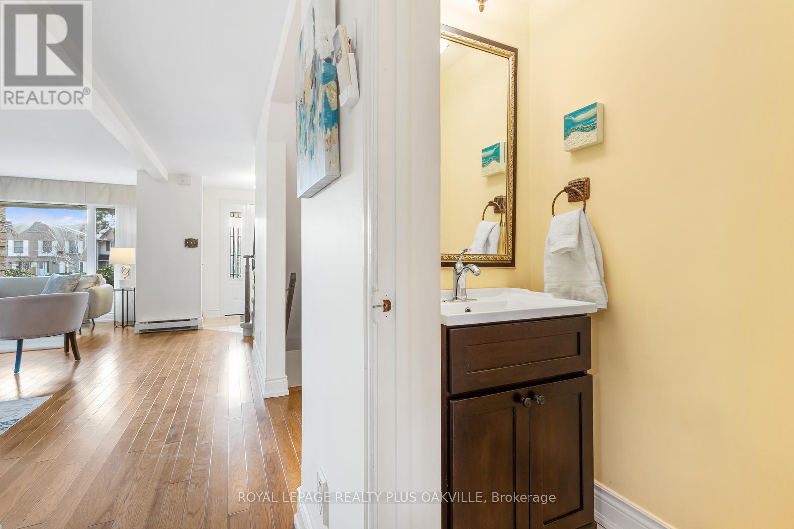 4 - 2066 Brant Street, Burlington, Ontario  L7P 3A6 - Photo 7 - W12968216