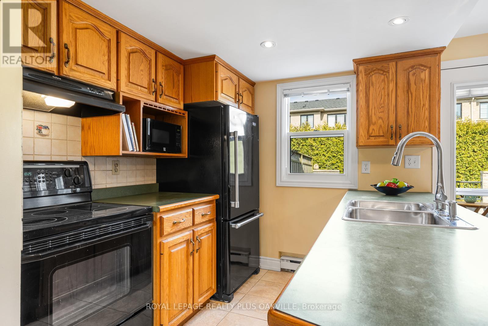 4 - 2066 Brant Street, Burlington, Ontario  L7P 3A6 - Photo 8 - W12968216