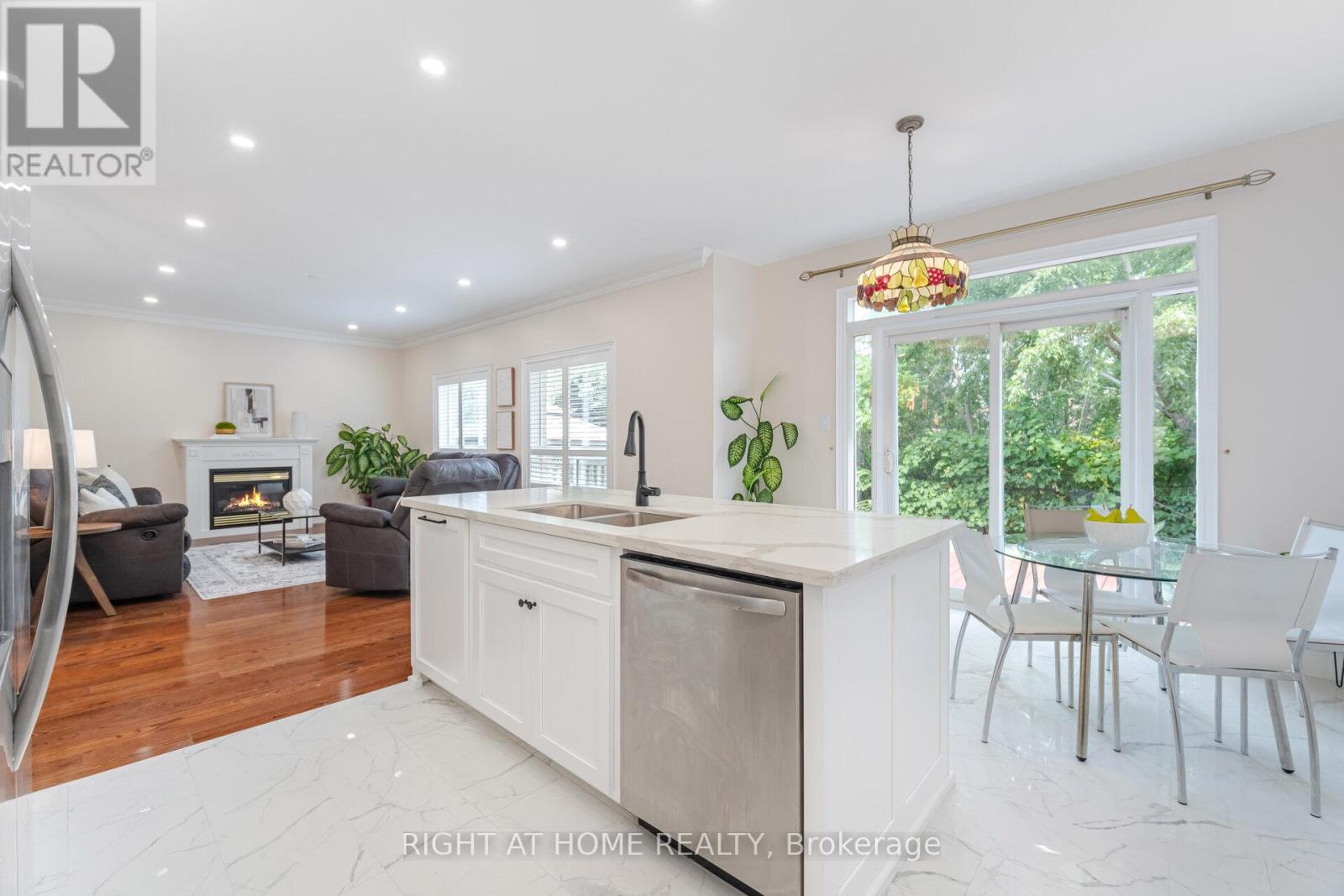 3737 Brinwood Gate, Mississauga, Ontario  L5M 7G9 - Photo 11 - W12968260