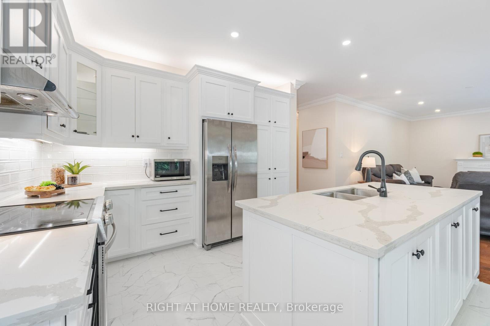 3737 Brinwood Gate, Mississauga, Ontario  L5M 7G9 - Photo 12 - W12968260