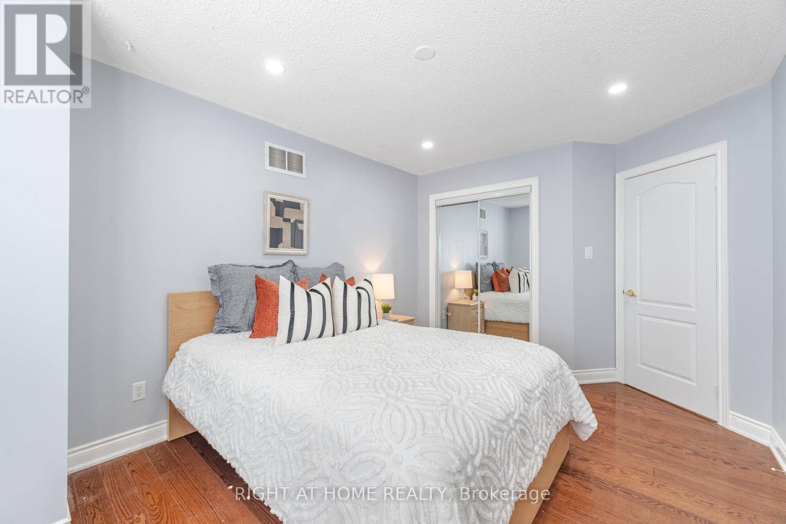 3737 Brinwood Gate, Mississauga, Ontario  L5M 7G9 - Photo 32 - W12968260