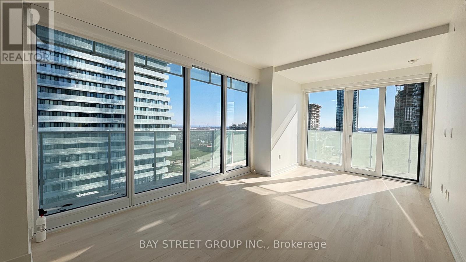 1004 - 3900 Confederation Parkway, Mississauga, Ontario  L5B 0M3 - Photo 3 - W12968284