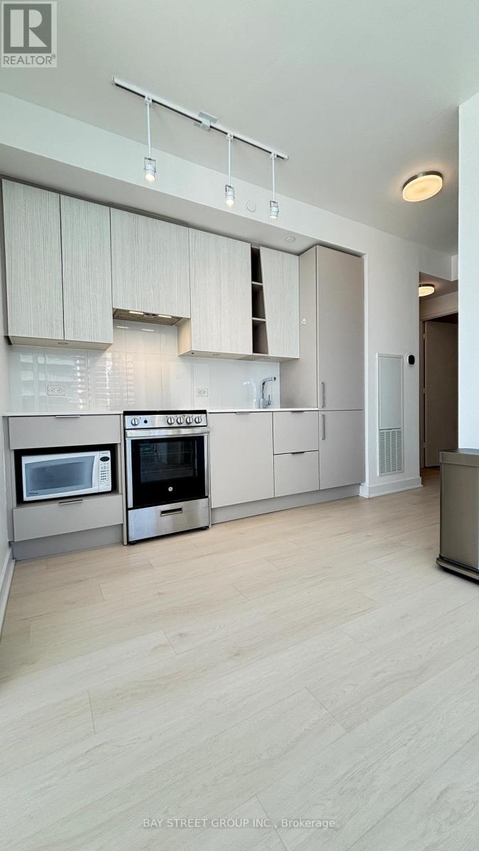 1004 - 3900 Confederation Parkway, Mississauga, Ontario  L5B 0M3 - Photo 4 - W12968284