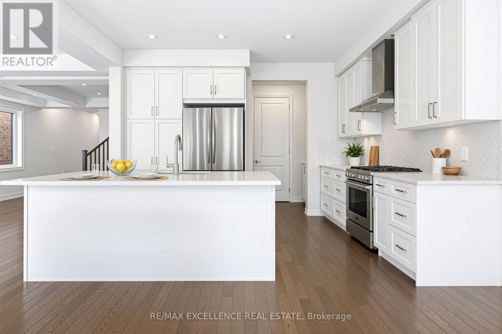 35 Guernsey Drive, Kitchener, Ontario  N2R 0T7 - Photo 5 - X12968188