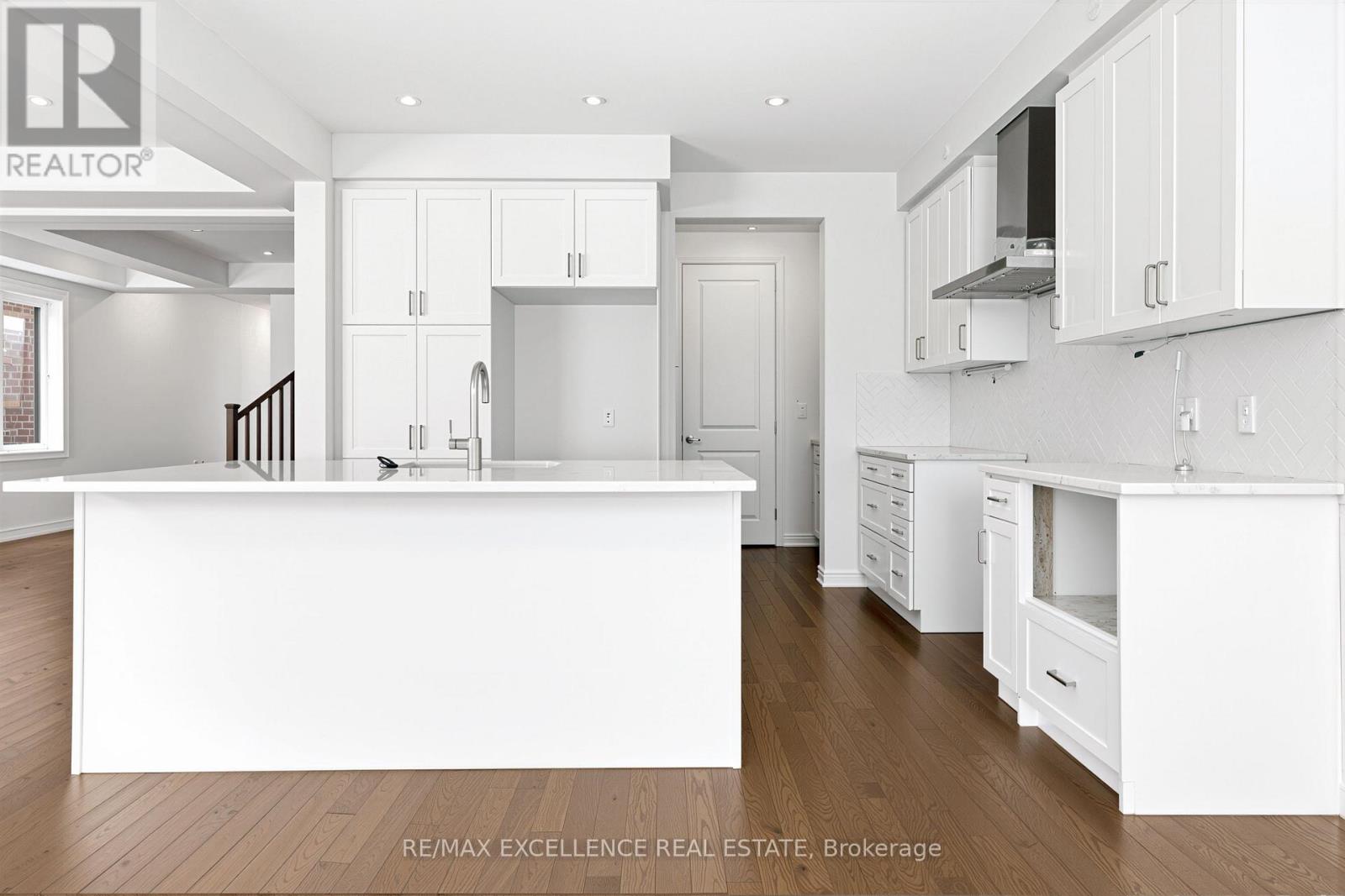 35 Guernsey Drive, Kitchener, Ontario  N2R 0T7 - Photo 6 - X12968188