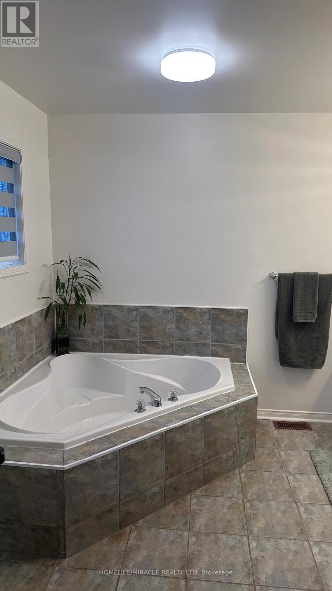 65 Fairhill Avenue, Brampton, Ontario  L7A 2E8 - Photo 11 - W12968006