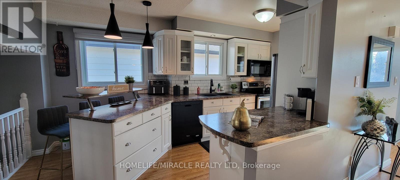 567 Ferndale Court, London South, Ontario  N6C 5C2 - Photo 4 - X12968278