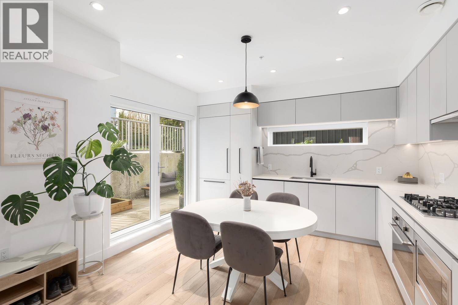 101 239 E 16TH AVENUE, Vancouver, British Columbia