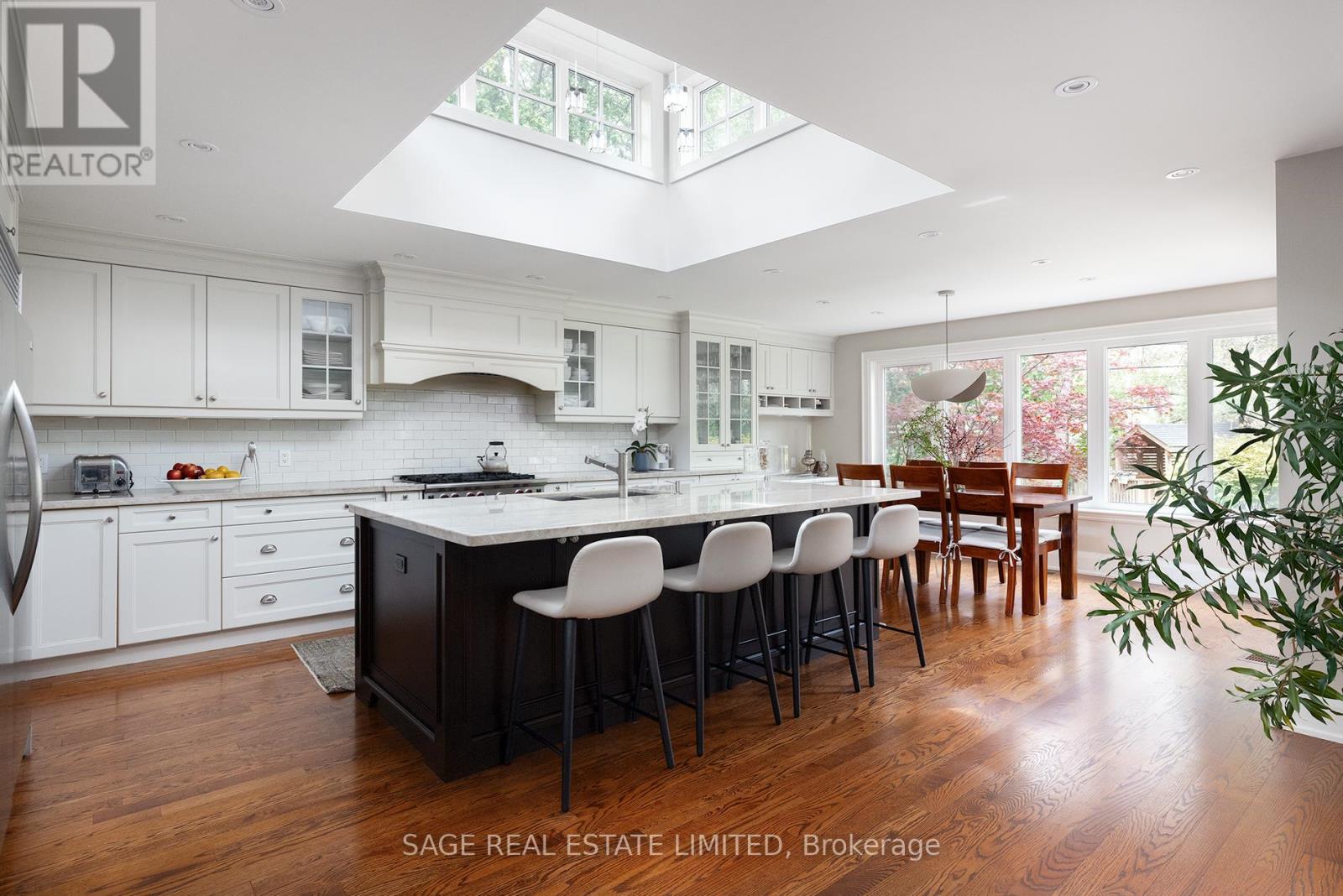 9 CANFIELD PLACE, Toronto, Ontario