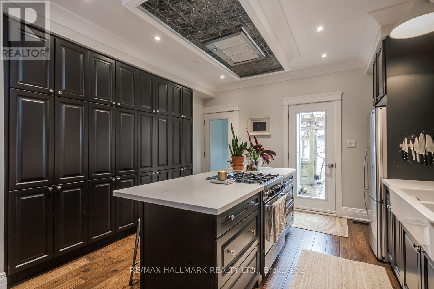 281 Symington Avenue, Toronto, Ontario  M6P 3W7 - Photo 9 - W12968330