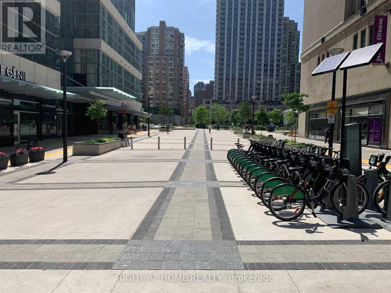 3 - 384 Yonge Street, Toronto, Ontario  M5B 1S8 - Photo 4 - C12968336