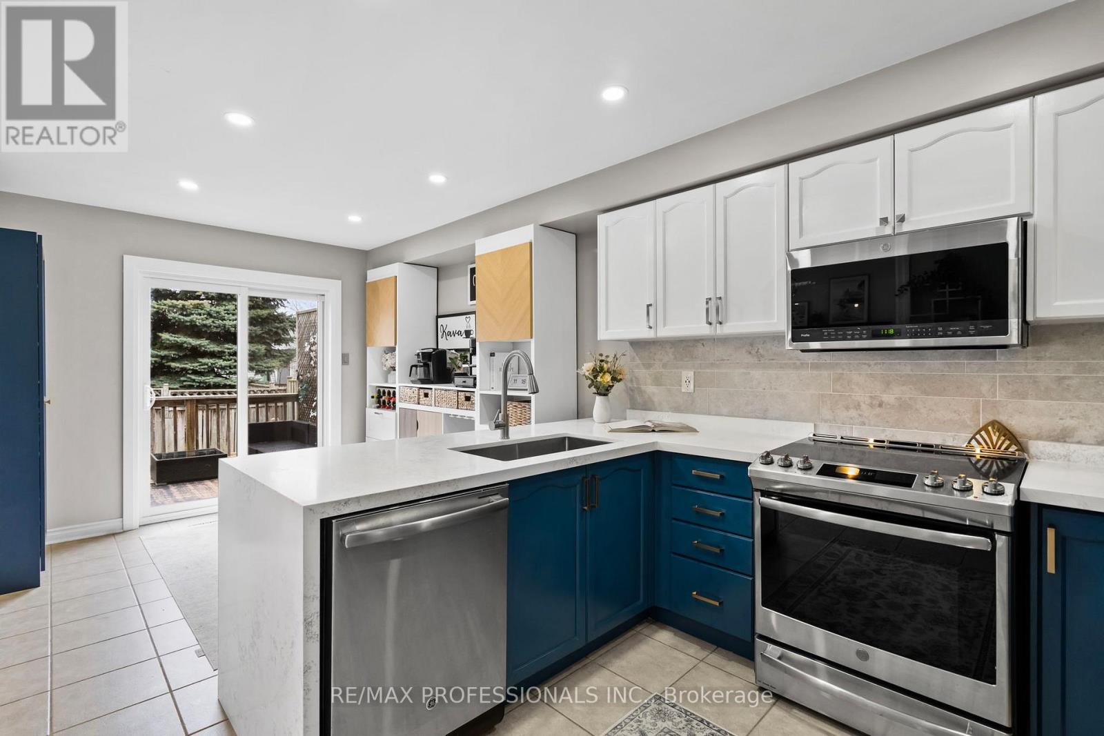 135 Professor Day Drive, Bradford West Gwillimbury, Ontario  L3Z 3B9 - Photo 4 - N12968182