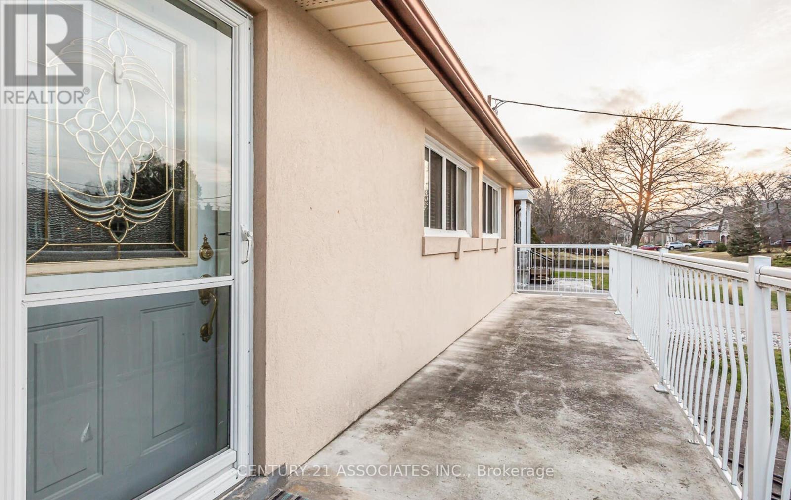 1338 Waverly Avenue, Oakville, Ontario  L6L 2S3 - Photo 3 - W12968348