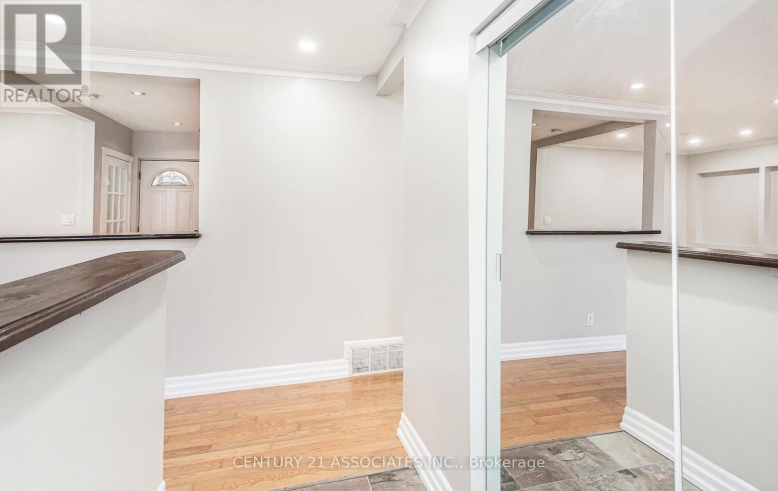 1338 Waverly Avenue, Oakville, Ontario  L6L 2S3 - Photo 5 - W12968348