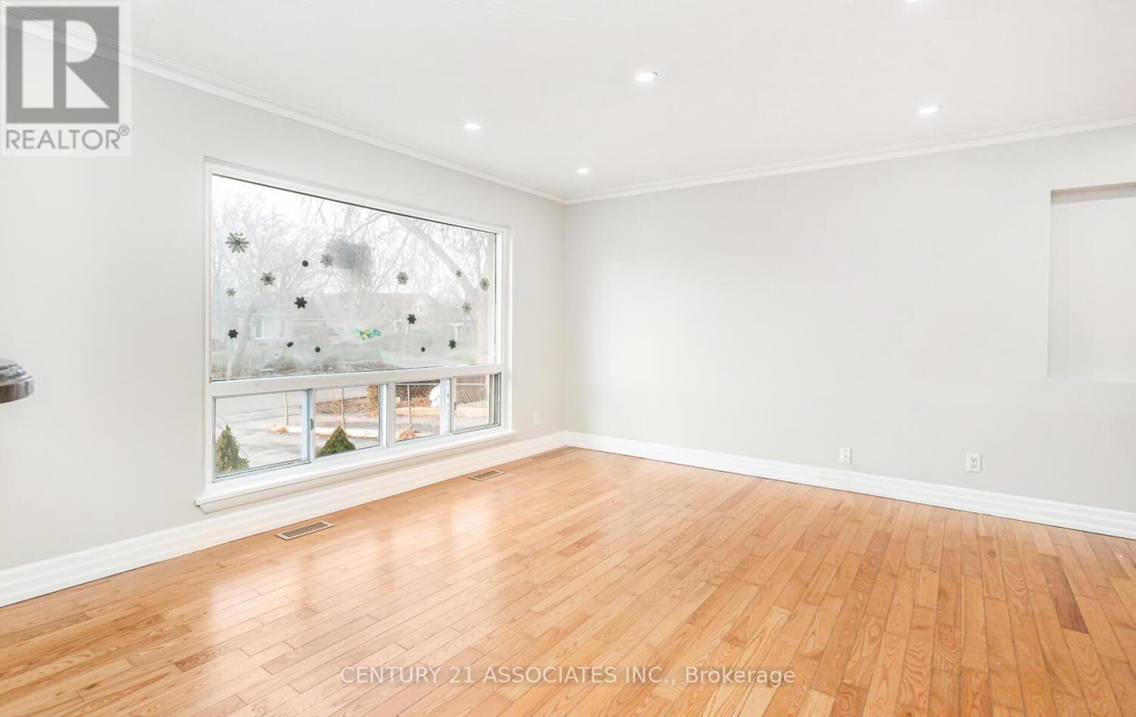 1338 Waverly Avenue, Oakville, Ontario  L6L 2S3 - Photo 8 - W12968348