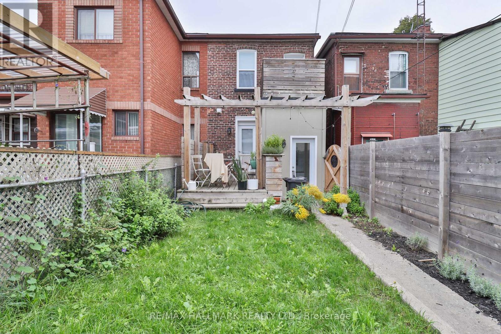 281 Symington Avenue, Toronto, Ontario  M6P 3W7 - Photo 16 - W12968350