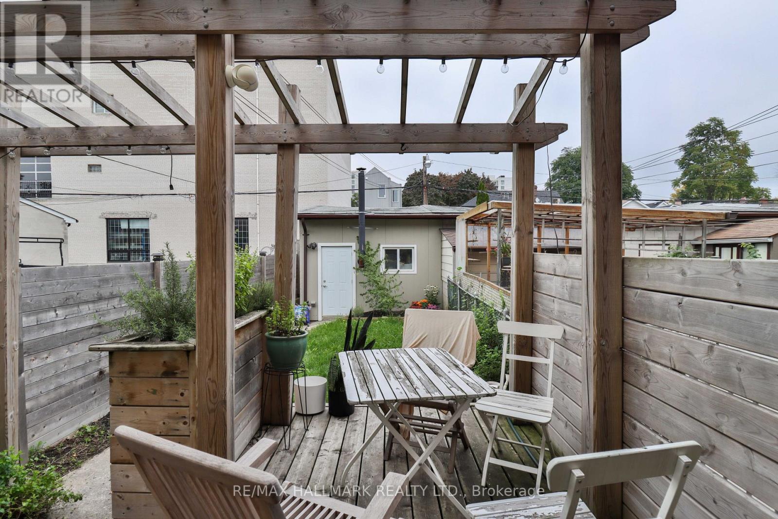 281 Symington Avenue, Toronto, Ontario  M6P 3W7 - Photo 17 - W12968350