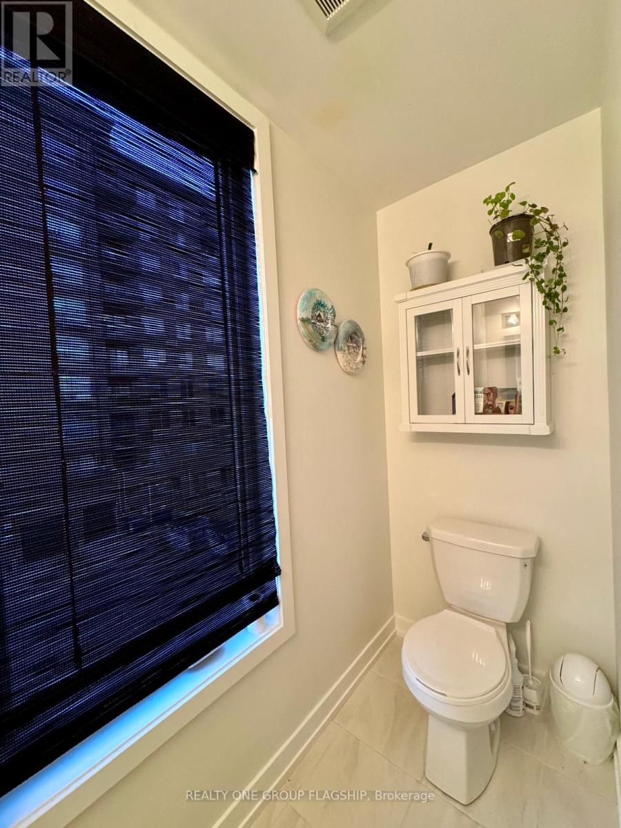 11 - 3421 Ridgeway Drive, Mississauga, Ontario  L5L 5T3 - Photo 7 - W12968378