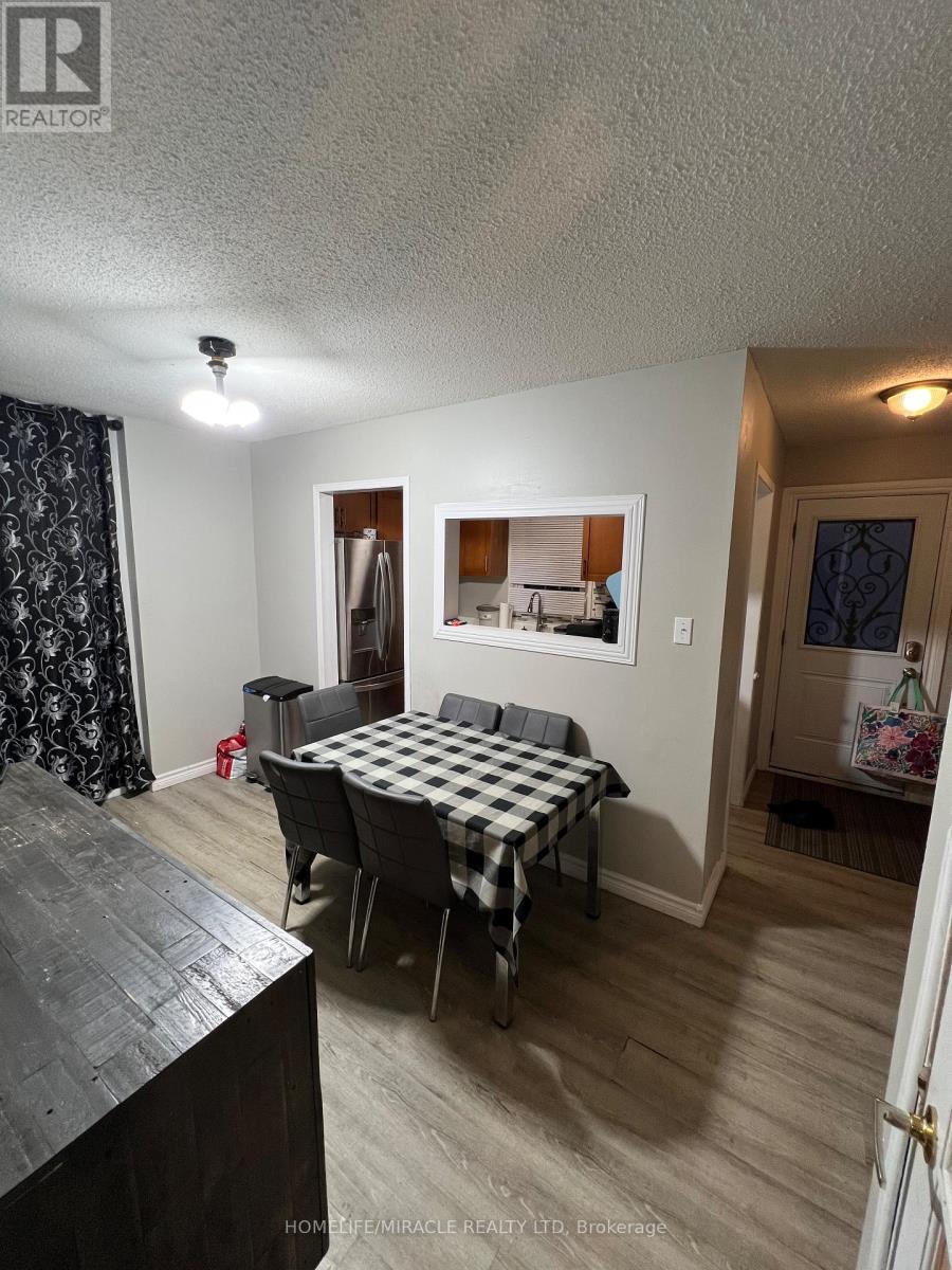 5 Glencairn Square, Brampton, Ontario  L6S 2H7 - Photo 4 - W12968390