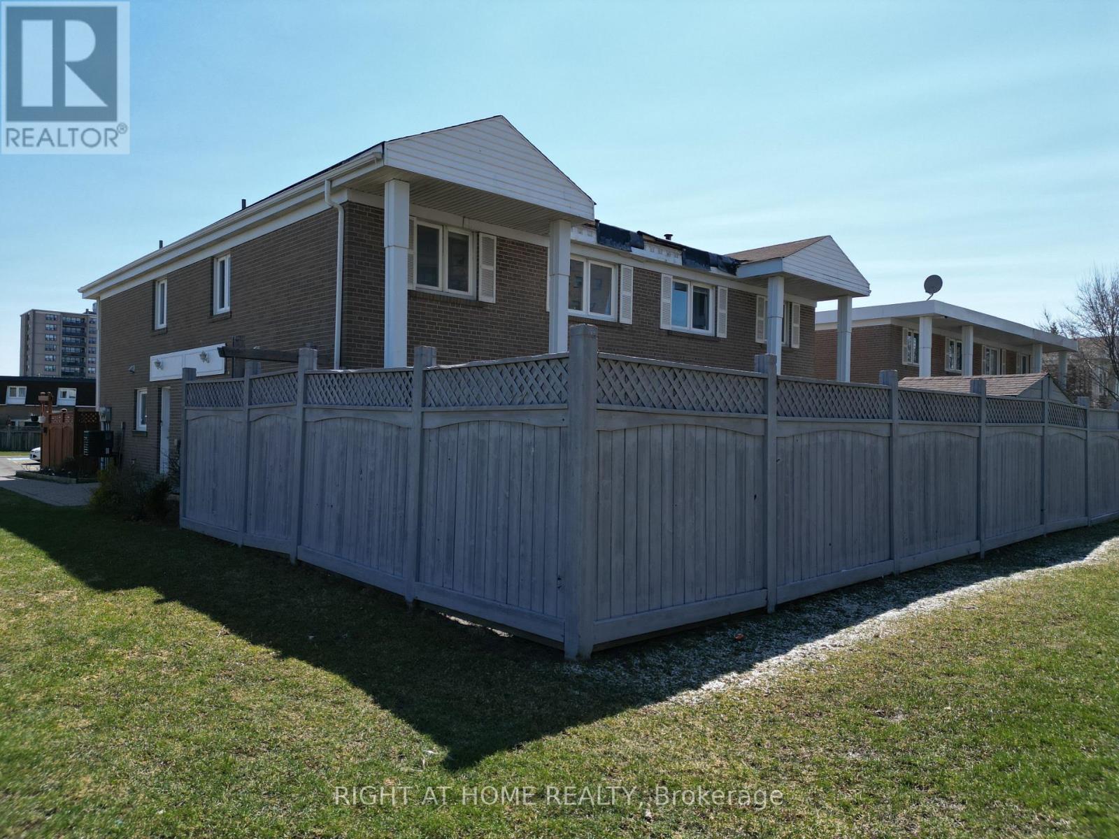 270 Town House Crescent, Brampton, Ontario  L6W 3C7 - Photo 2 - W12968392