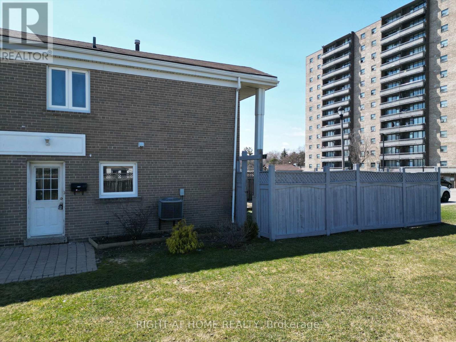 270 Town House Crescent, Brampton, Ontario  L6W 3C7 - Photo 3 - W12968392