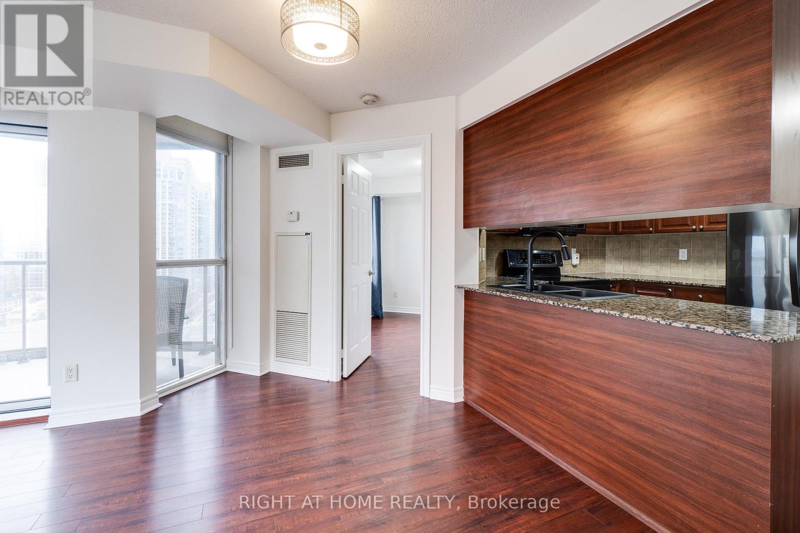 1713 - 310 Burnhamthorpe Road W, Mississauga, Ontario  L5B 4P9 - Photo 12 - W12950288